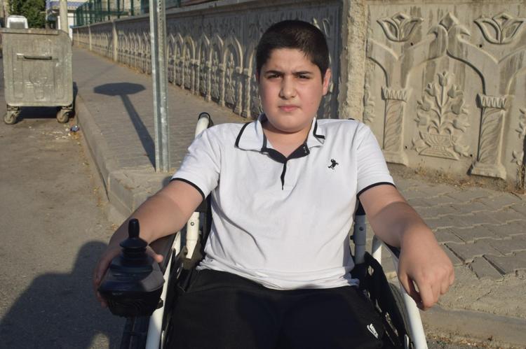 ‘KALDIRIMDA DİREKLER OLDUĞU İÇİN CADDEDEN GİDİYORUM’