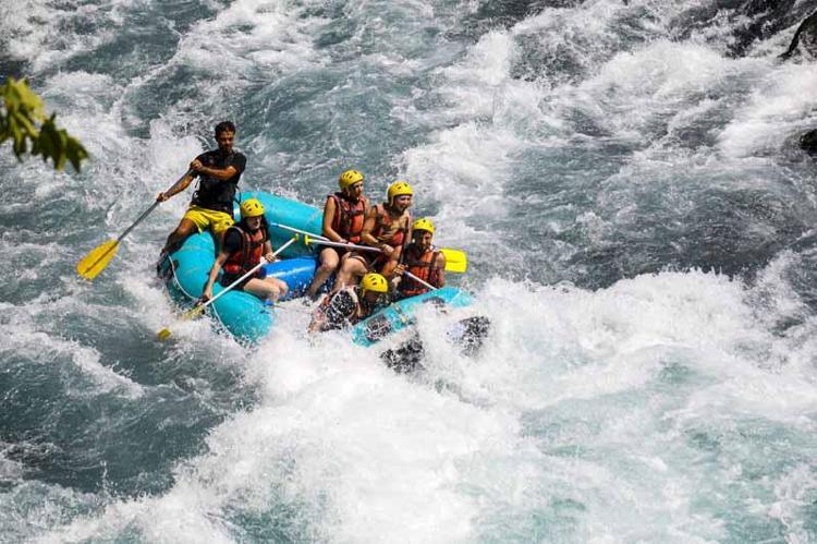 BUZ GİBİ SUDA 14 KİLOMETRE BOYUNCA HEYECAN