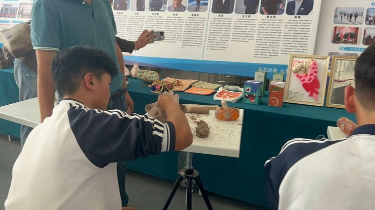 SAĞLIK VE EĞİTİM HİZMETLERİ GELİŞMEYE DEVAM EDİYOR