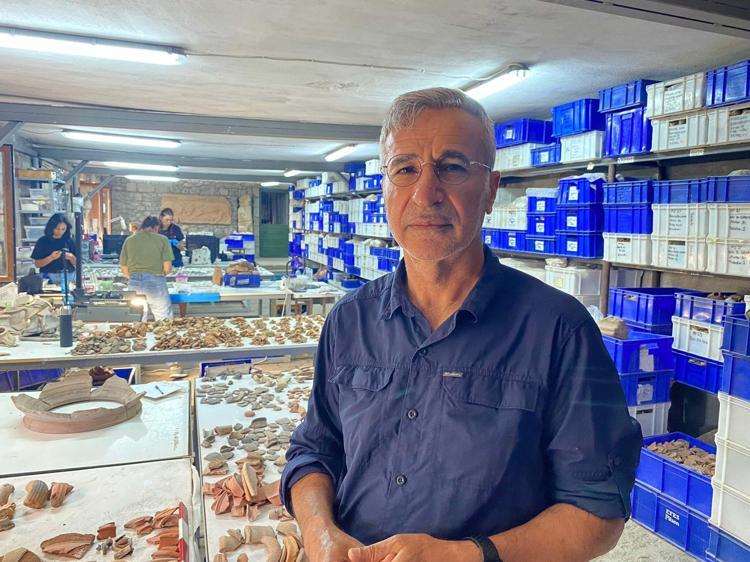 AKROPOLİSTEKİ SURLARIN TARİHİ ARAŞTIRILIYOR