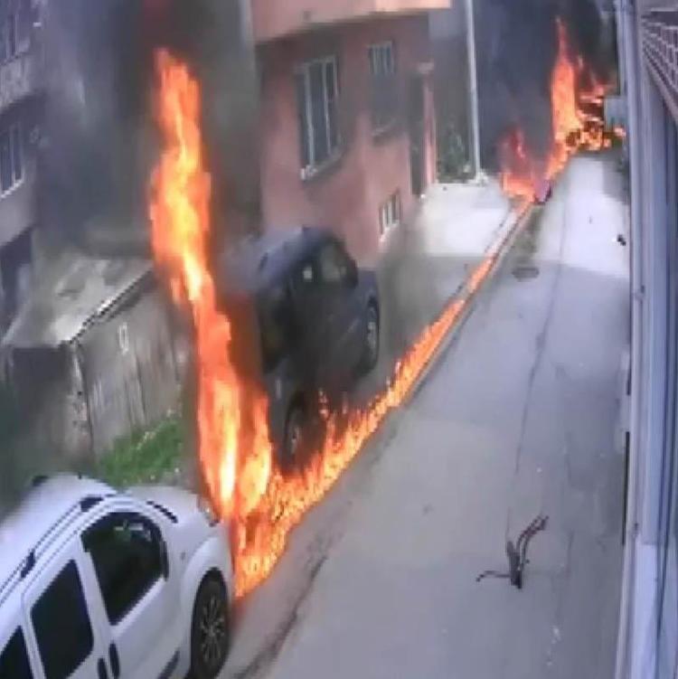 SOKAĞA DÜŞEN UÇAKTAKİ 2 PİLOT ÖLDÜ