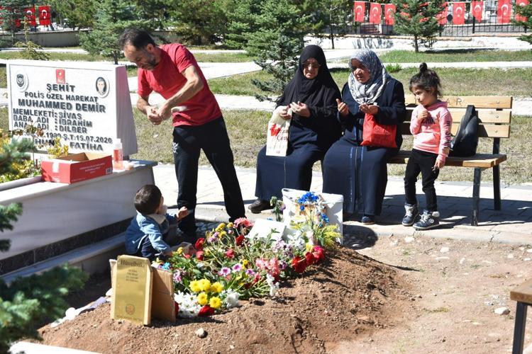 MEZARINA ZİYARETÇİ AKINI