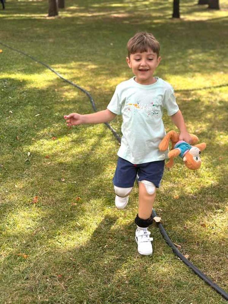 BAZEN BACAKLARINI SORUYOR