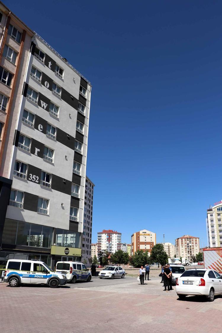 SOSYAL MEDYADAN ŞARKILARINI PAYLAŞMIŞ