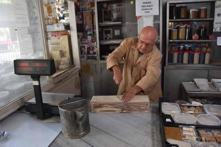 İZMİRDE 2 HELVACI KALDIK