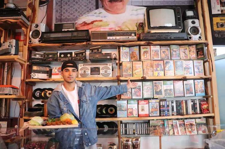 ‘ESKİ PLAKLARI DİNLEYİP GİDEBİLİYORLAR’