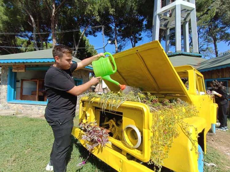 ESKİ KAMYONET, PEYZAJ ALANI OLDU