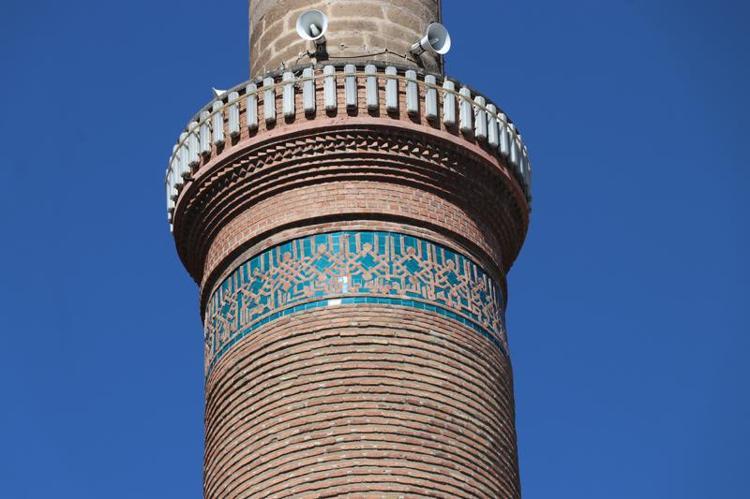 ORADAKİ YAZI BİR SIR GİBİ OKUNAMIYOR