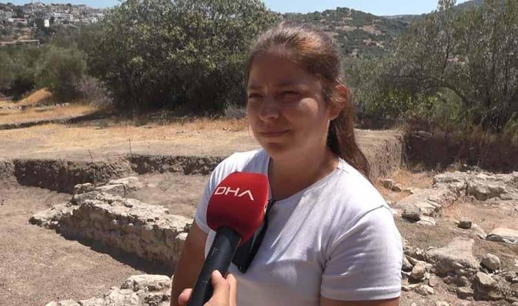 KİREMİTLE KAPATILMIŞ, BASİT TOPRAK GÖMÜ MEZARLAR VAR