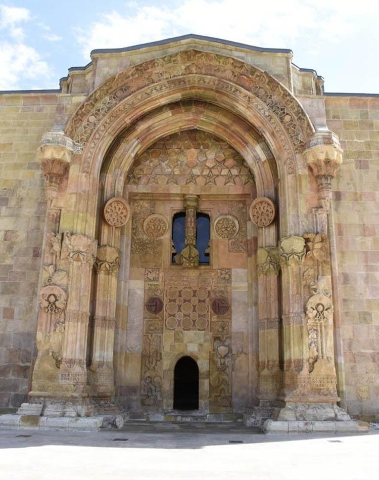 BAŞMİMARIN İSMİ EYVANDA YER ALIYOR