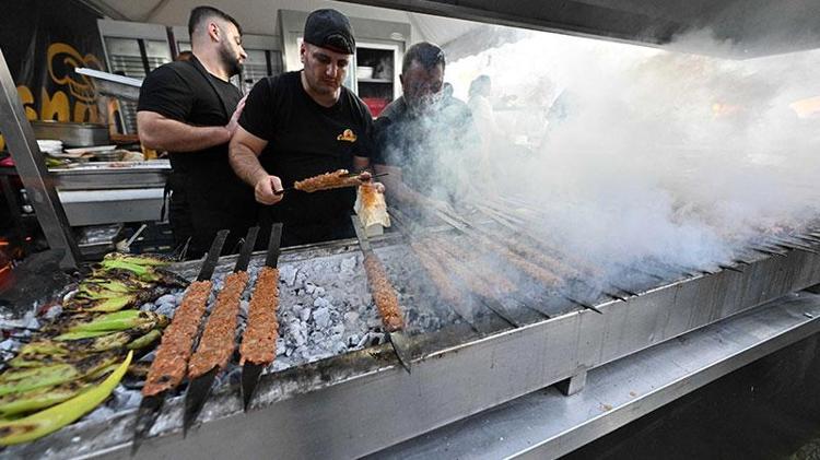 8'inci Uluslararası Adana Lezzet Festivali'nde dev mangal ateşi