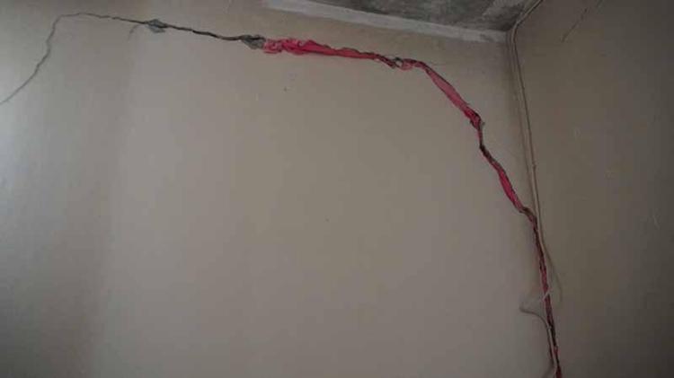 DEPREMDE EV OLDUKÇA HASAR GÖRDÜ