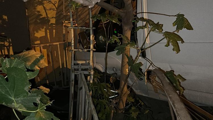 MERDİVENLERDEN UÇUP BİNAYA ÇARPTI