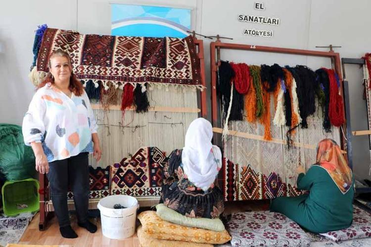 KİLİMLER SİPARİŞ ÜZERİNE YURT İÇİ VE YURT DIŞINA GÖNDERİYOR