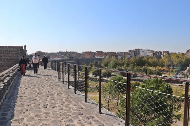 ‘İNSANLARI ÇOK GÜLER YÜZLÜ’