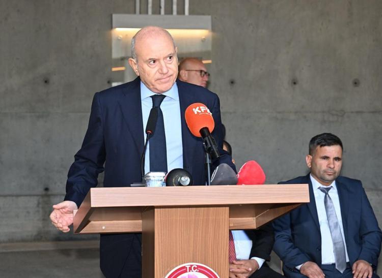 BURADA BİR MİLLET TÖRENİ YAPIYORUZ