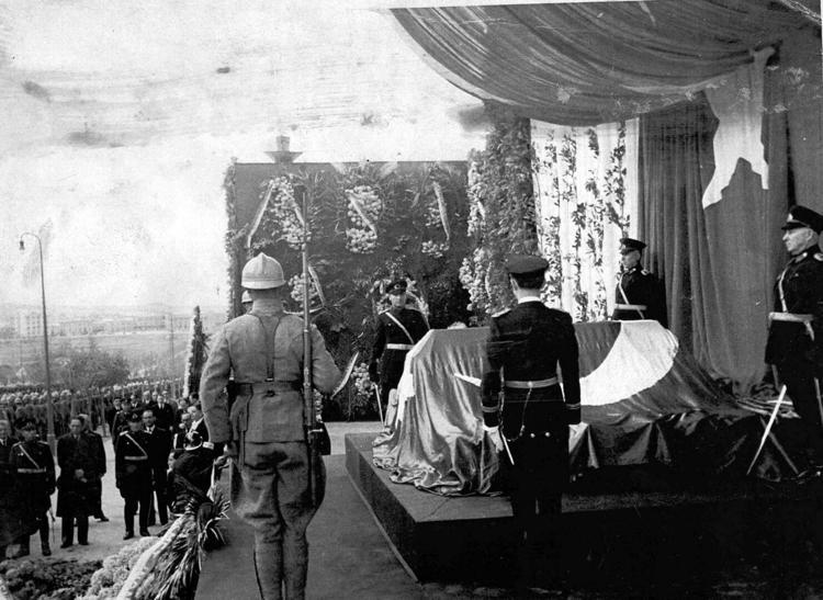 ATATÜRKÜN CENAZESİNİ AYAKTA SELAMLAMIŞTIR