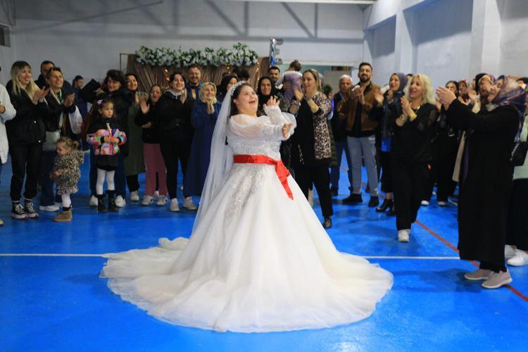 ‘ESMA ÇOK MUTLU’