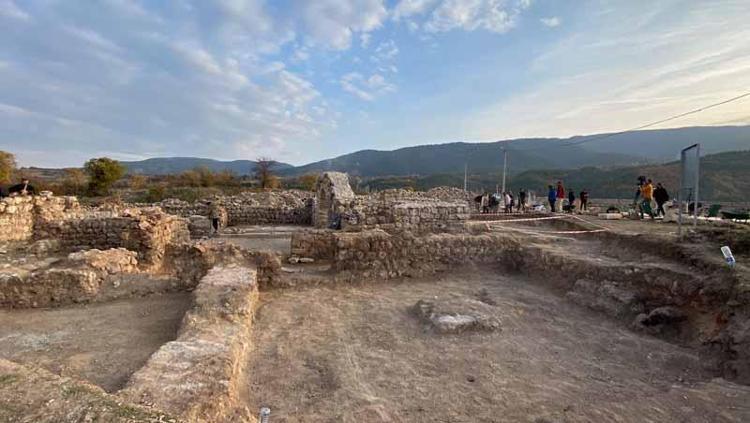 KOLYENİN ÜZERİNDE RABBİMİZ KÖTÜLÜĞÜ YENDİ YAZIYOR