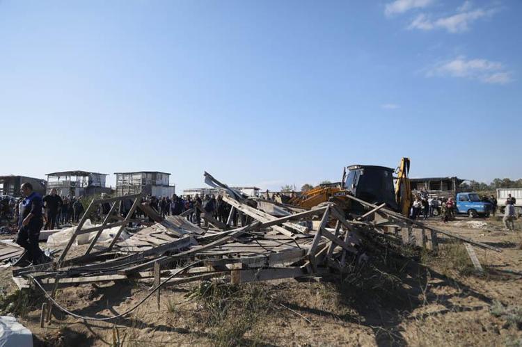 KAMYONLARLA YOLU KAPATTILAR