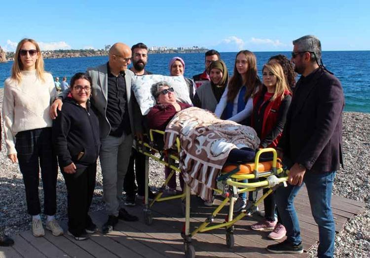 FERİDENİN BİR GÜLÜŞÜNDE DÜNYALAR SAKLI