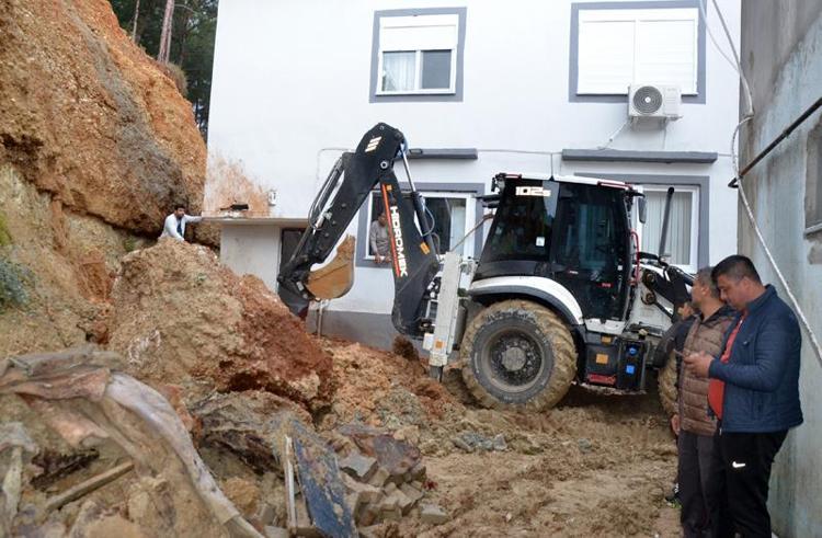 TEPEDEN EVİN BAHÇESİNE TOPRAK KAYDI, KAYA DÜŞTÜ