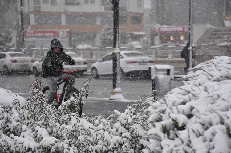 35 YERLEŞİM YERİ YOLU KAPANDI