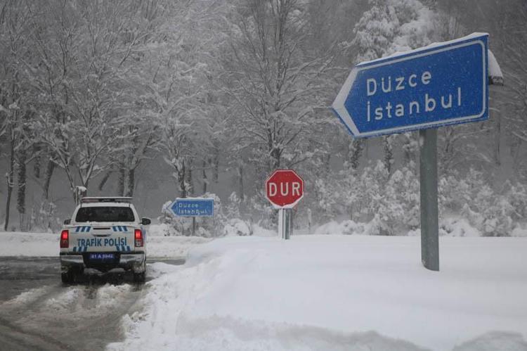 KARAYOLLARI EKİPLERİNDEN KAR KÜREME ÇALIŞMASI