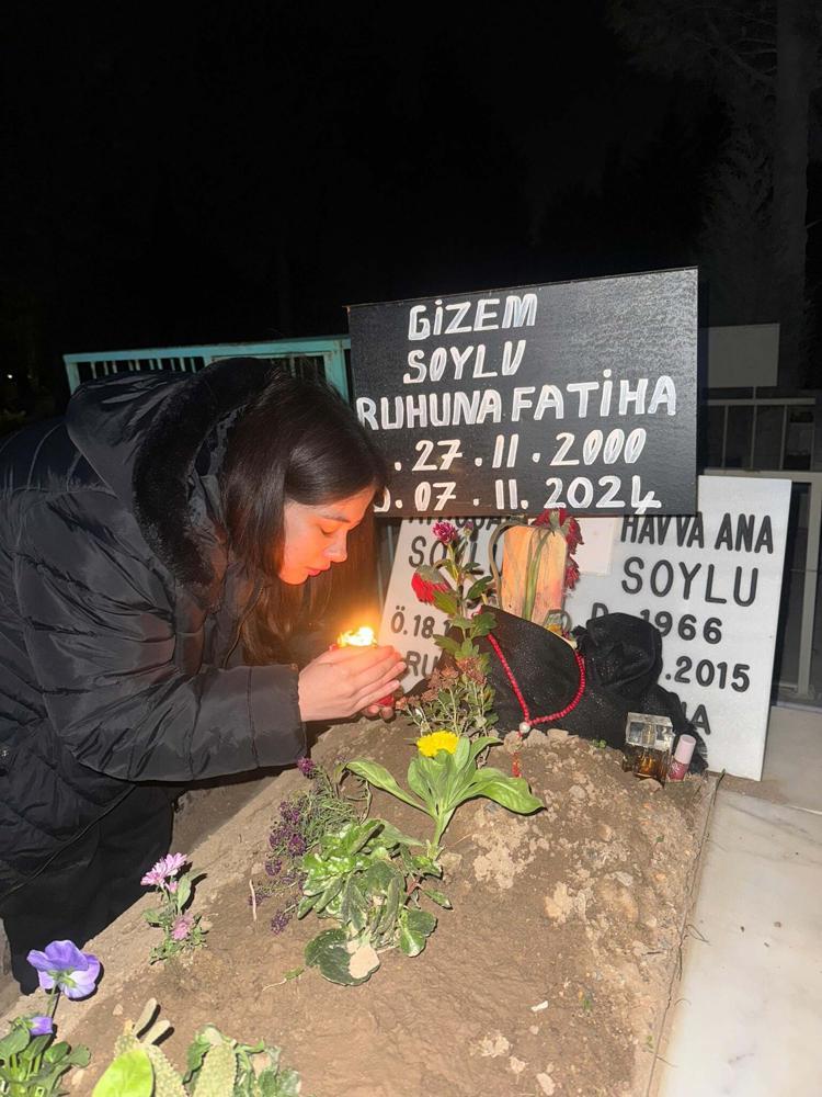 DOĞUN GÜNÜNDE İKİZİNİN MEZARINA ÇİÇEK GÖTÜRDÜ