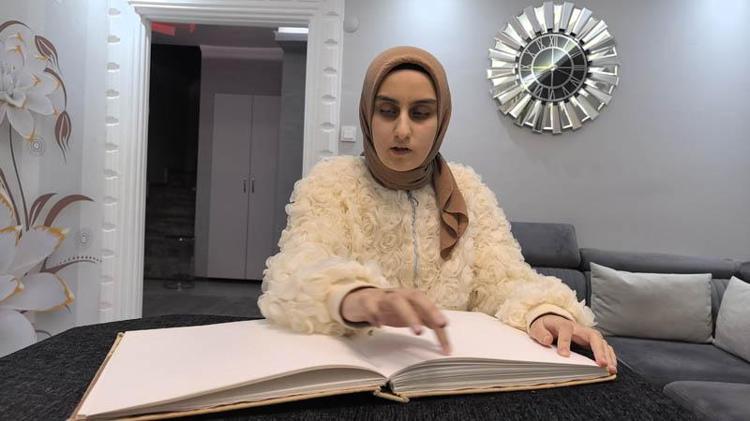 HAFIZLIK BELGESİNİ, PİYANO ÇALDIĞI CUMHURBAŞKANI’NIN ELİNDEN ALMAK İSTİYOR