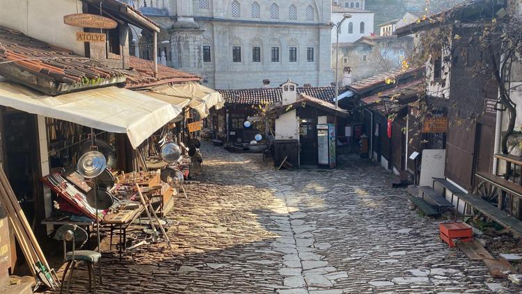 İLK DÖNEMLERDE TARIM ALETLERİ YAPIYORDUK