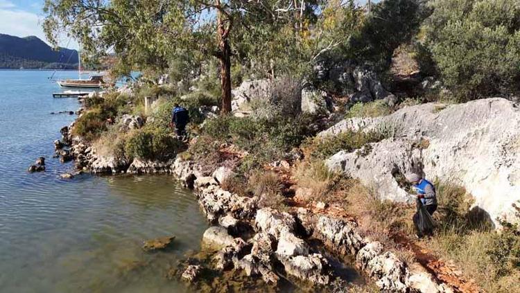 ÇÖPLERİNİ BIRAKIP GİDENLERE SESLENDİ