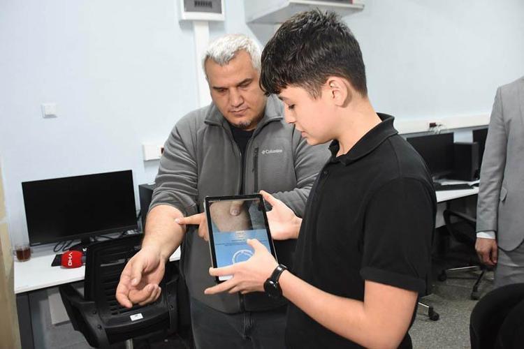 ÖĞRENCİLERİ KODLAMA VE ROBOTİK SİSTEMLERE YÖNLENDİRDİK