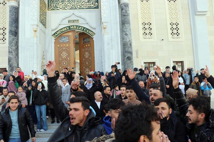 GAZİANTEPTE DE SURİYELİLER KUTLAMA YAPTI