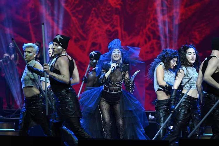 SAHNEDE HANDE YENER IŞILTISI