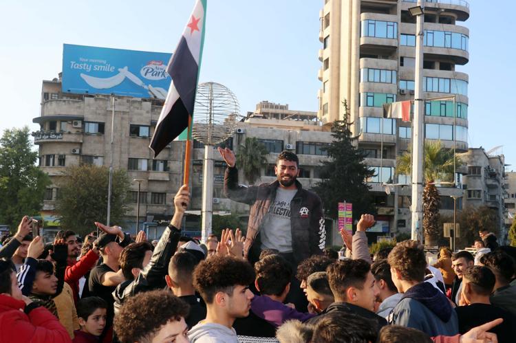 KENT MEYDANINDA DA KUTLAMALAR SÜRÜYOR