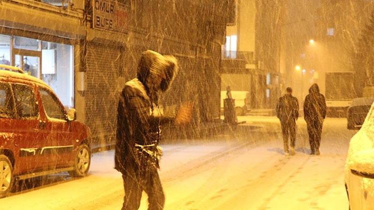 Van'da kar yağışı etkili oldu; Van-Bahçesaray karayolu geçici olarak  trafiğe kapatıldı