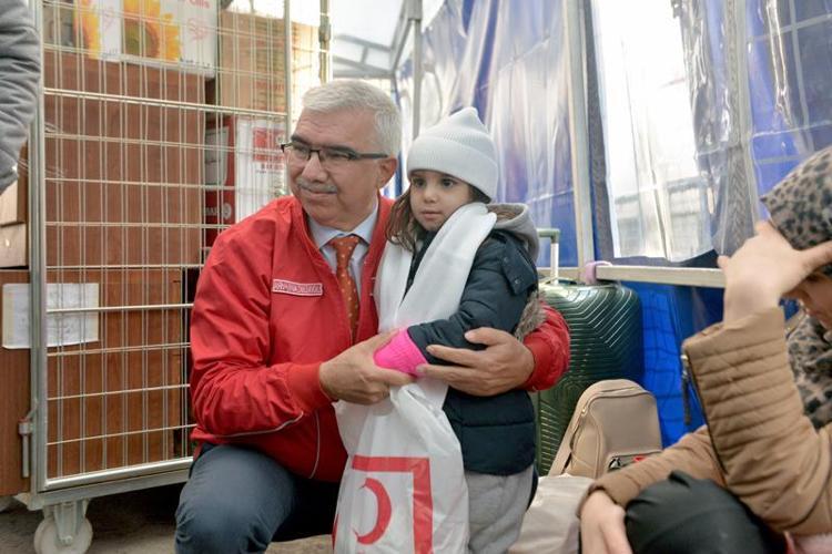 ŞİMDİ DE EVLERİNE UĞURLUYORUZ