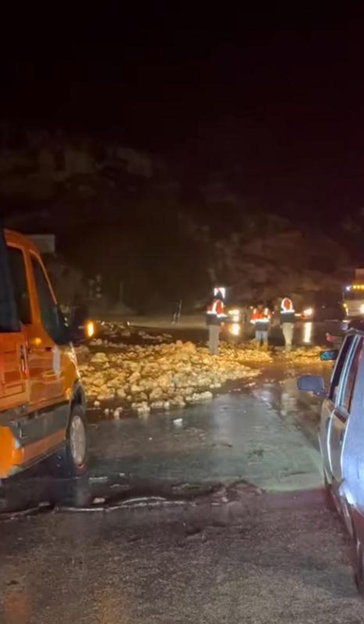 FİNİKE-DEMRE YOLU KAPANDI