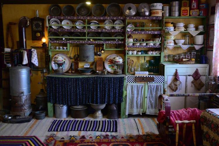 NOSTALJİ EVİNDE 12 KLASİK OTOMOBİL