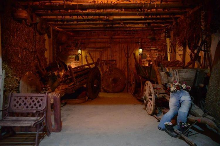 BURADAKİ EŞYALARIN MANEVİ DEĞERİ ÇOK BÜYÜK