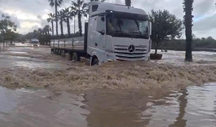 ALANYADA YAĞIŞ HAYATI OLUMSUZ ETKİLEDİ