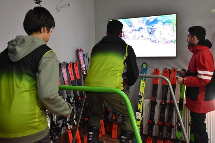 ‘HEDEFİMİZ, SPORCULARIMIZI 4 MEVSİM KAYAK SPORUNA HAZIRLAMAK’