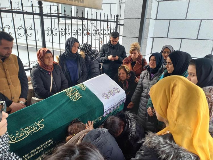 EŞİ TABUTUN BAŞINDA AYRILMADI