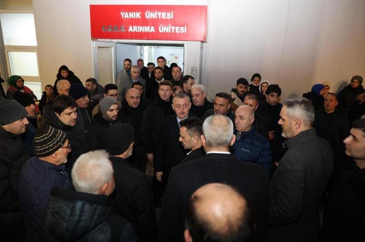 VALİ İLHAMİ AKTAŞ VE BERABERİNDEKİLER YARALILARI ZİYARET ETTİ