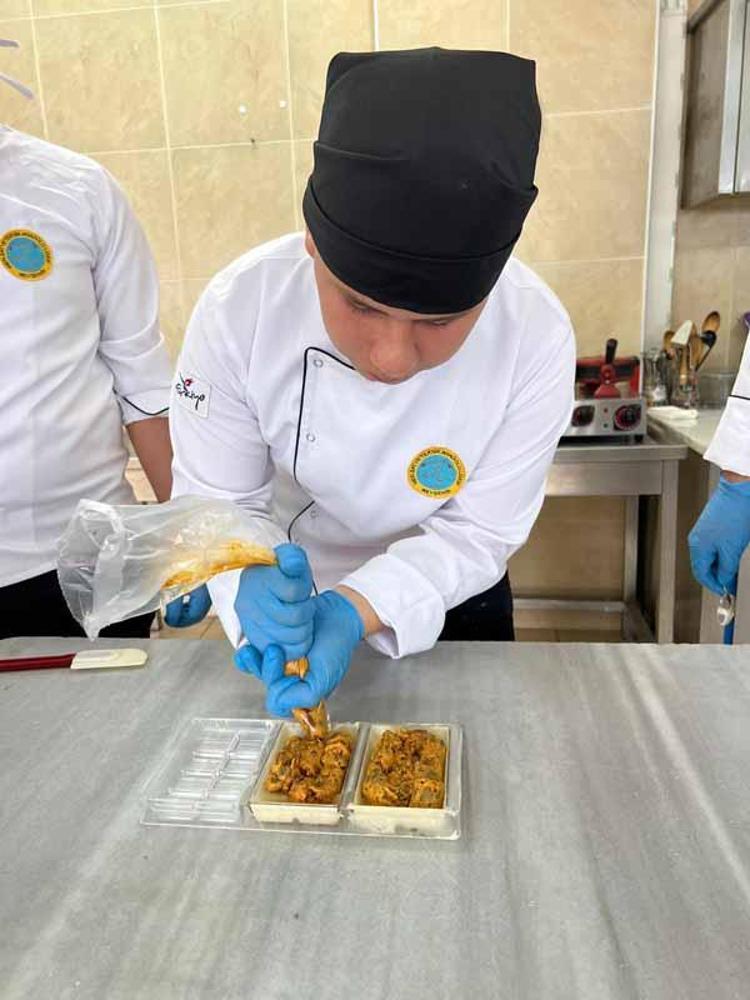 KURSTA BİR ÇİKOLATA YAPMAYI KARARLAŞTIRDIK