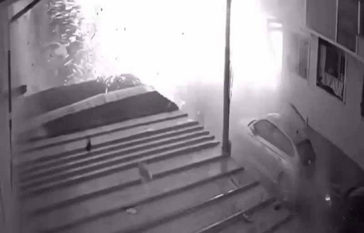 İLK PATLAMADA 13 KİŞİ YARALANDI