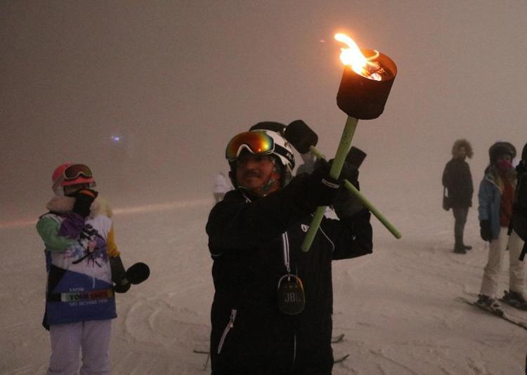 KÖPEĞİYLE KAYAK YAPTI