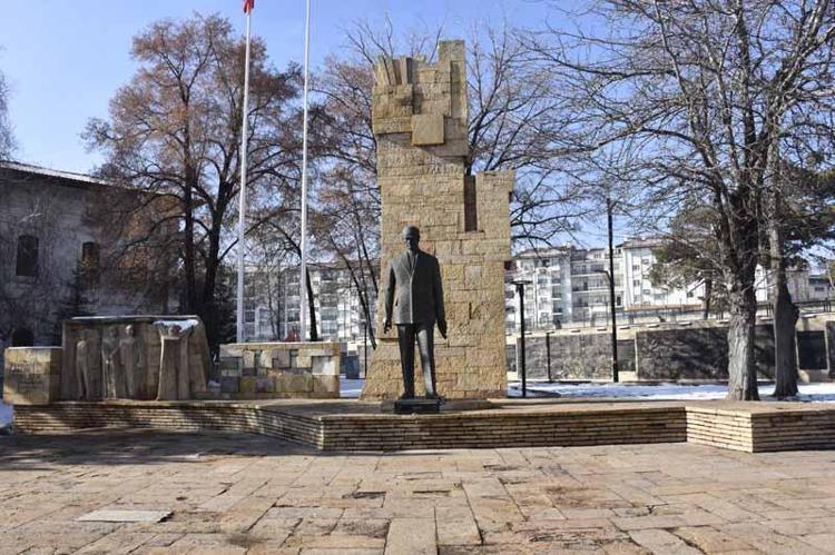 SİVASIN ESERİ OLARAK NİTELENDİRİLEN ANIT TAŞLAR