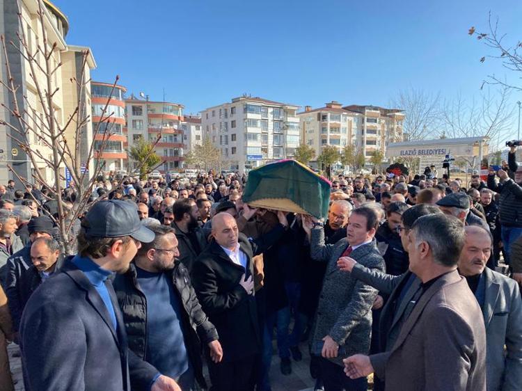 ÇALIŞTIĞI KANALIN ÖNÜNDE TÖREN